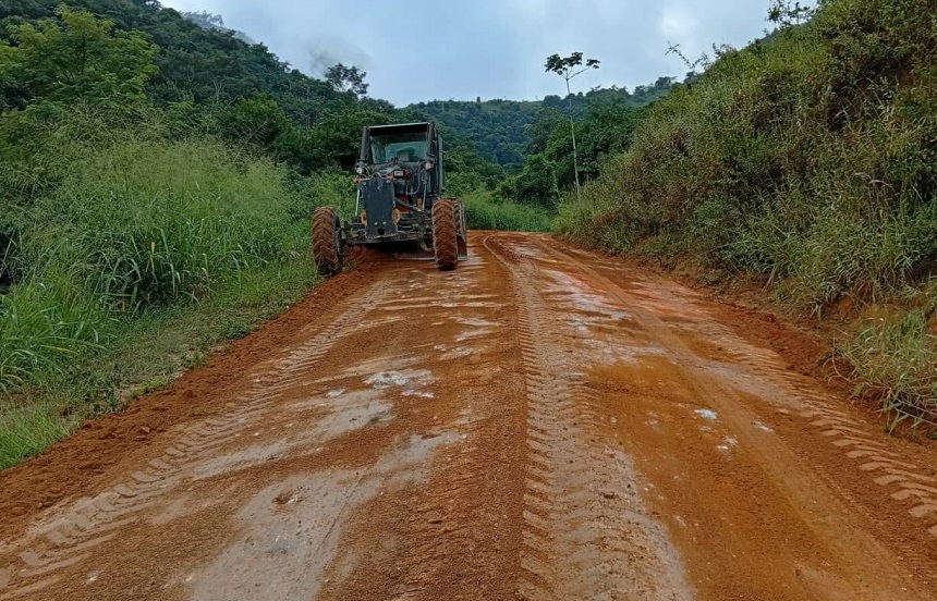 Imagem da notícia: Prefeitura realiza patrolamento de estrada na região do Córrego do Urubu em Barra de São Francisco